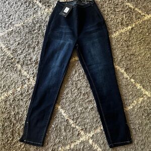 Brand new with tags. Fashion nova. Size 5